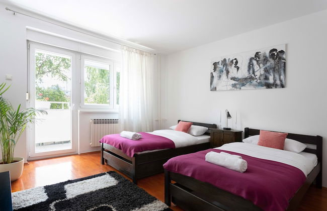 Bright 2bdr Apartment With a Balcony - Photo 4