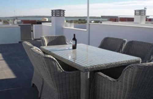 A modern villa with a large solari - Photo 14