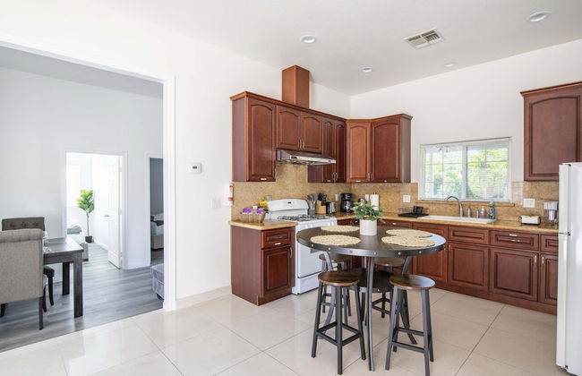 Elegant Retreat Modern Comforts, Prime Location - Photo 22