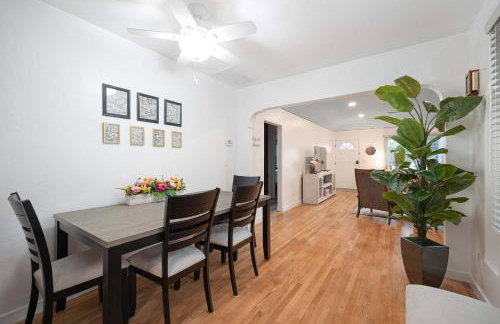 10 Min to the Beach Colorful Home Huge Yard - Foto 21