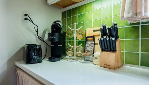 Work Desk- FirePit-Pool-Steps to UofA - Foto 5, toaster, minibar