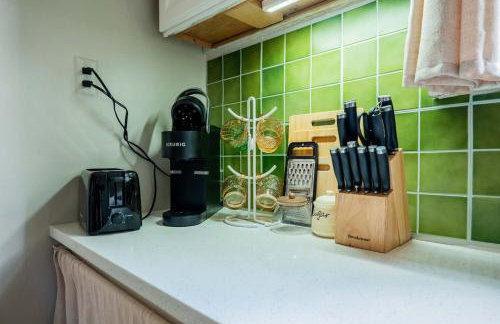 Work Desk- FirePit-Pool-Steps to UofA - Foto 5