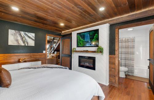 Wood Haven Cabin with a hot tub fire pit & indoor pool - Photo 22