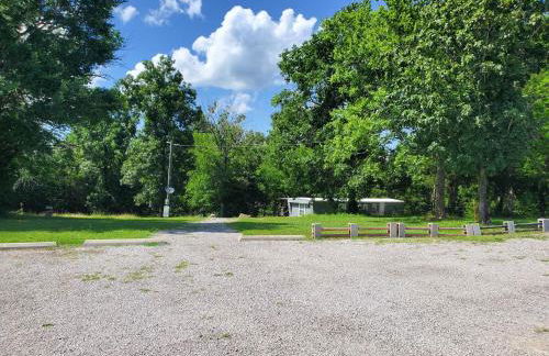 Cheerful Cozy Cottage 2 bedroom 1bath - Photo 35