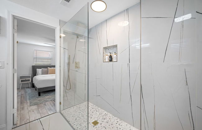 Paradise Haven- Amazing 4BR Oasis With Pool - Foto 21