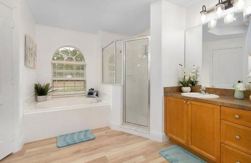 #370-Stunning 4 bed villa with south facing pool and spa with no rear neighbors - Foto 48