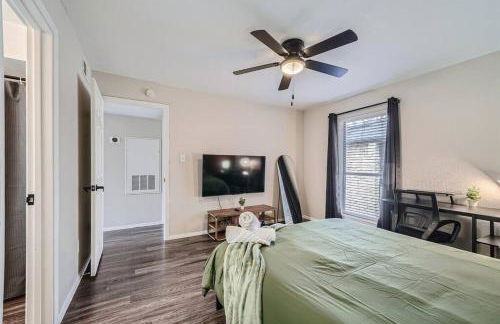 Your Modern 2B Getaway - W/D, Pool, Prkg - 10min to DTWN - Foto 24