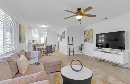 Waterfront 2BR Escape - Pool, Gym & Balcony with Intracoastal Views - Foto 16