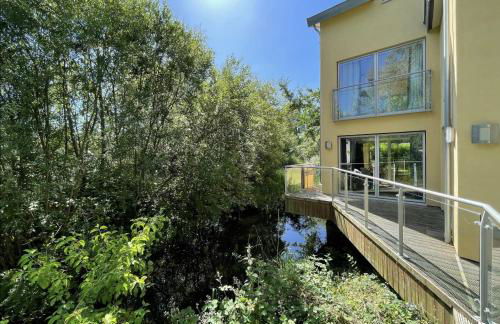 Modern contemporary home in beautiful setting - Foto 23