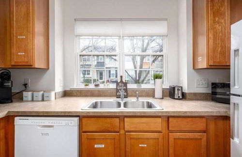 Duke 10 Min Away 3 Bedroom - Photo 8