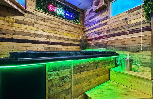 Kinky Kabin w Hot Tub, Sauna and Rooftop Garden - Foto 24