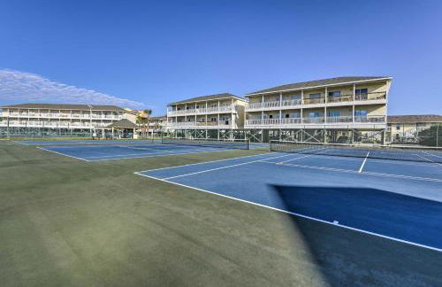 Walk to Beach Resort Retreat with Balcony in Destin - Foto 26