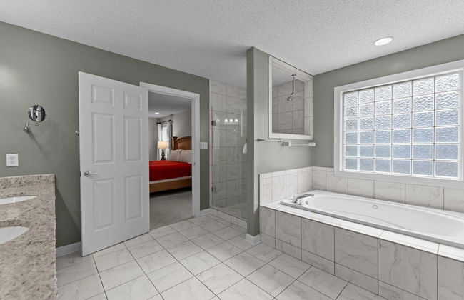 Sleeps 22, Lakefront w/ Private Dock & Pool, 2 Houses Lake Living by Avantstay - Foto 78