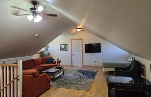 Wildland Gardens Farm House w Private Hot tub - Photo 16