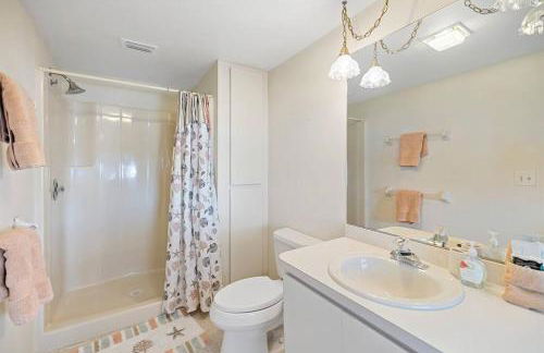 Waterfront home with pool and gameroom! - Foto 24