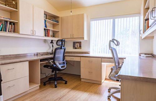 Modern House with Office Cornhole Near Freeways - Foto 25