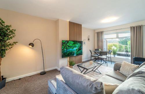 Cosy 3-Bed House With Parking, 5 Mins to QE & Uni - Photo 1