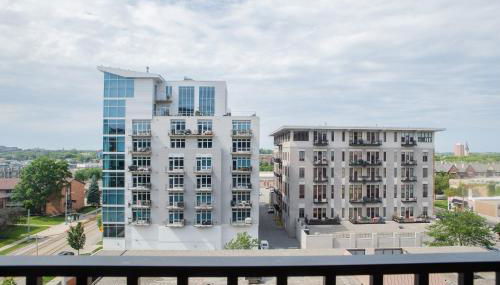 Chic East Side 1BR Apt with Balcony, Pool, and Gym - Foto 4