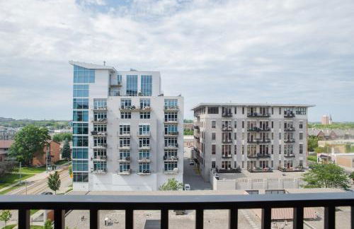 Chic East Side 1BR Apt with Balcony, Pool, and Gym - Foto 4