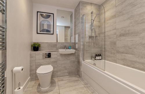 SUPERIOR AIRPORT SUITE, FREE Parking, Stylish, BALCONY, Two Bathrooms, Close To Airport, Station & Centre - Foto 50