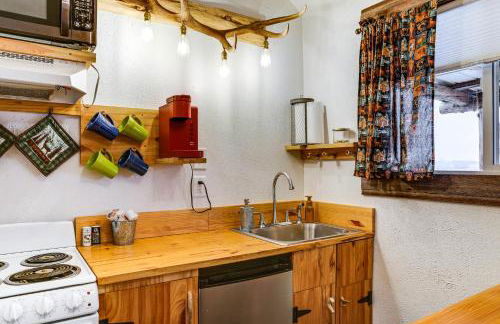 Glenvil Cabin with Gas Grill Steps to Dock and Pond! - Foto 6