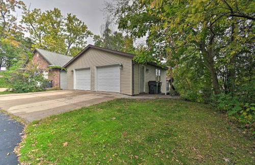 Spacious Lakehouse with Deck, Kayaks, and Dock! - Foto 44