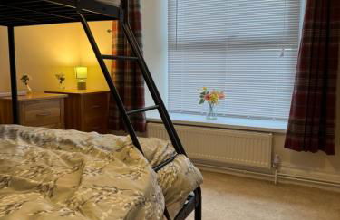 Spacious, sleeps 7, 2 baths, Central Saltash - Photo 37