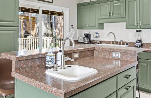 3BR Cozy Family Home with HotTub & Spacious Backyard - Foto 43