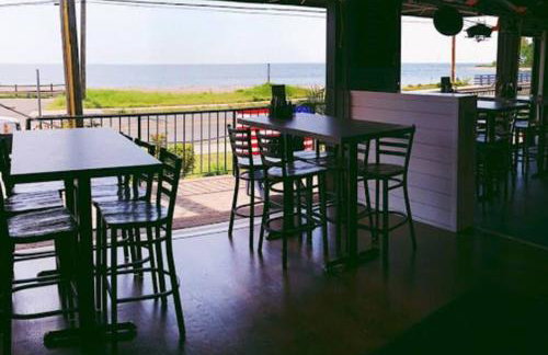 Beachy Bay Breeze Bungalow 2BR with parking and close to many amenities. - Foto 23