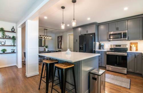 Family Retreat in Birmingham, 7BR 4BA - Photo 25