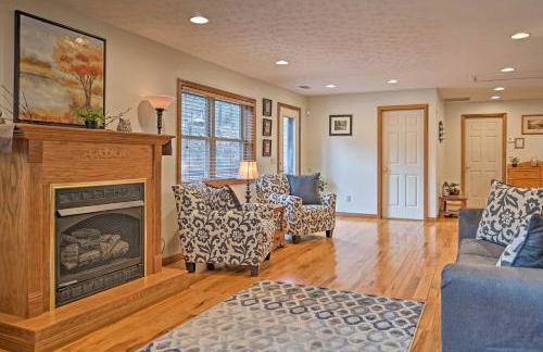 Riverfront Elkins Home with Fireplace and Deck! - Foto 11