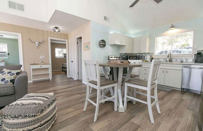 Texas Charm Cottage - 1 Block From the Lake & Hill Country Views - Foto 5