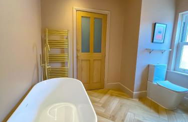 Spacious home in Leeds ideal for gatherings with free parking - Foto 41