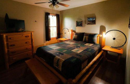 Cheerful Two Bdrm Cabin with Hot Tub & Pet Friendly - Foto 17