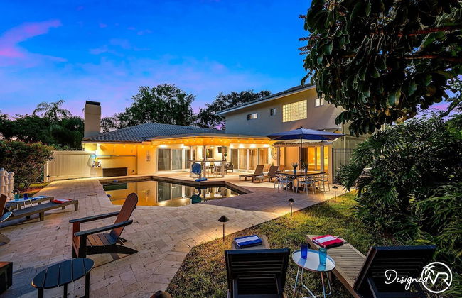 8BR Villa with Heated Pool Near Beach - Foto 1