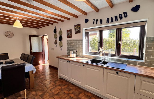 Detached Farmhouse 4 Bed/sleeps 9, Mountain Views! - Photo 10