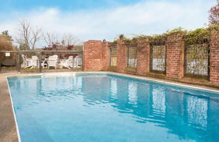 Historic & Secluded Estate on the Hudson River w/ Pool Sleeps 24 River House by Avantstay - Foto 7