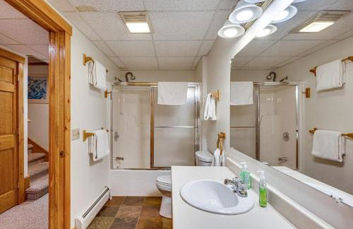 Ski-In Resort Family Condo with Deck at Jay Peak! - Foto 20