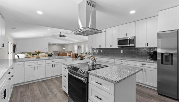 Lakefront Retreat With Private Dock, Pool, Game Room Sleeps 18 - Foto 5