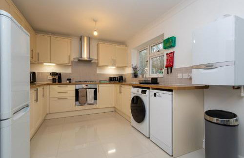 Modern Detached 4-Bedroom 2-Bath Home, Guildford - Photo 20