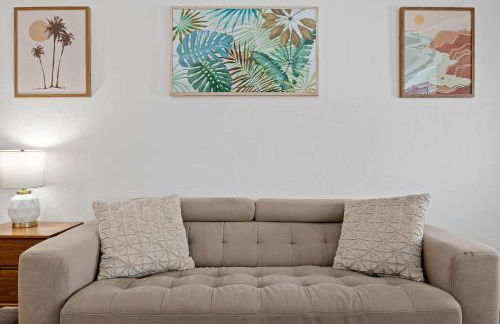 Comfy BNB w/ King Bed + Work/Travel + Beach 8 Min - Foto 8