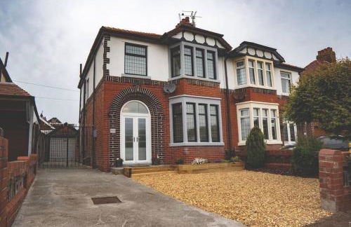 Spacious Family Home Minutes from the Beach - Foto 12