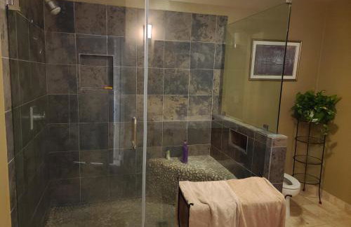Westside Retreat w Yard, Grill, Hot Tub, Near Sofi Stadium, LAX, and the Beach - Foto 28