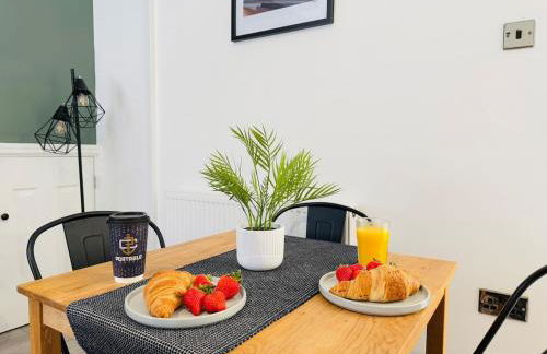 Comfy 4 Bed Home - Port Talbot - Perfect for Contractors & Families - Foto 2