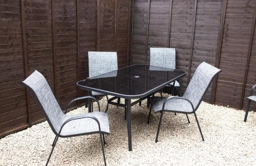 Detached Property With Secure Compound Parking - Foto 10