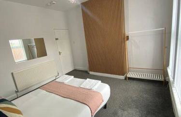 3-Bed House Near M1 & Meadowhall with Free Parking - Foto 12