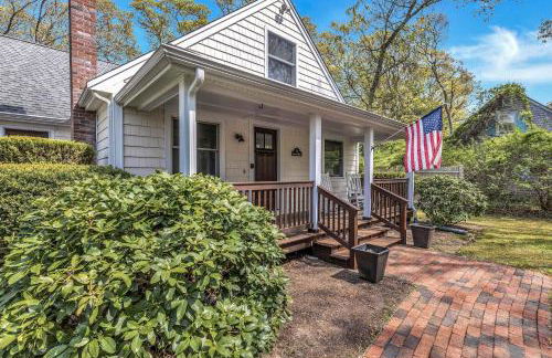 Jenkins Pond Beach Access with BBall Hoop & Grill, Bright Cape Cod Retreat near Jenkins Pond in Falmouth - Parking, Modern Retreat with Outdoor Space, 24 Hour Hospitality - Foto 4