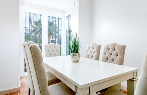 LAP- 3 bed apartment on the beach. Families only - Photo 15