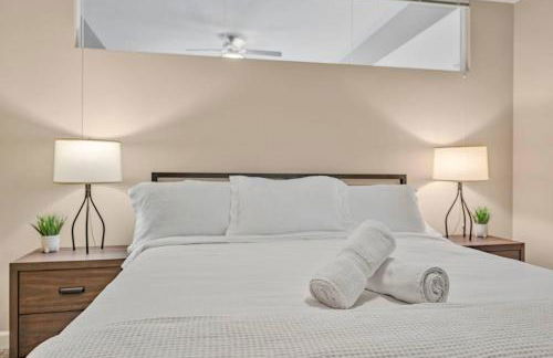 Modern High-Rise Condo in Central Downtown | Gym - Foto 15