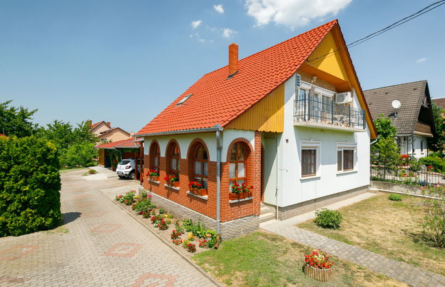 3 bedroom Apartment in Balatonszárszó with swimming pool and garden - Photo 3
